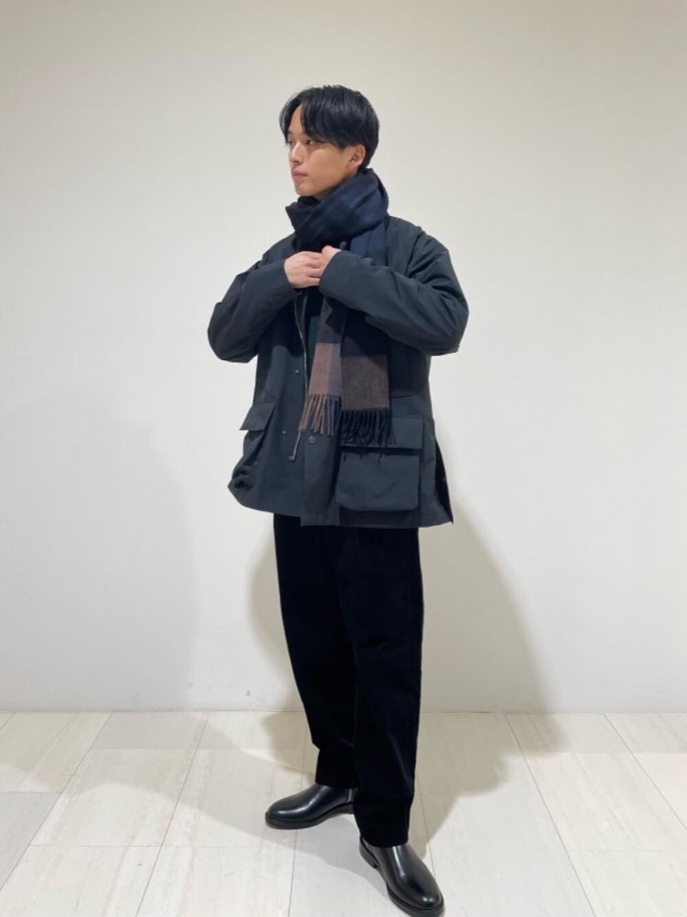 グリーン系のニット/セーター、ブラック系のその他パンツ、ブラック系のブーツを着用したメンズの秋コーディネートの1枚目の写真