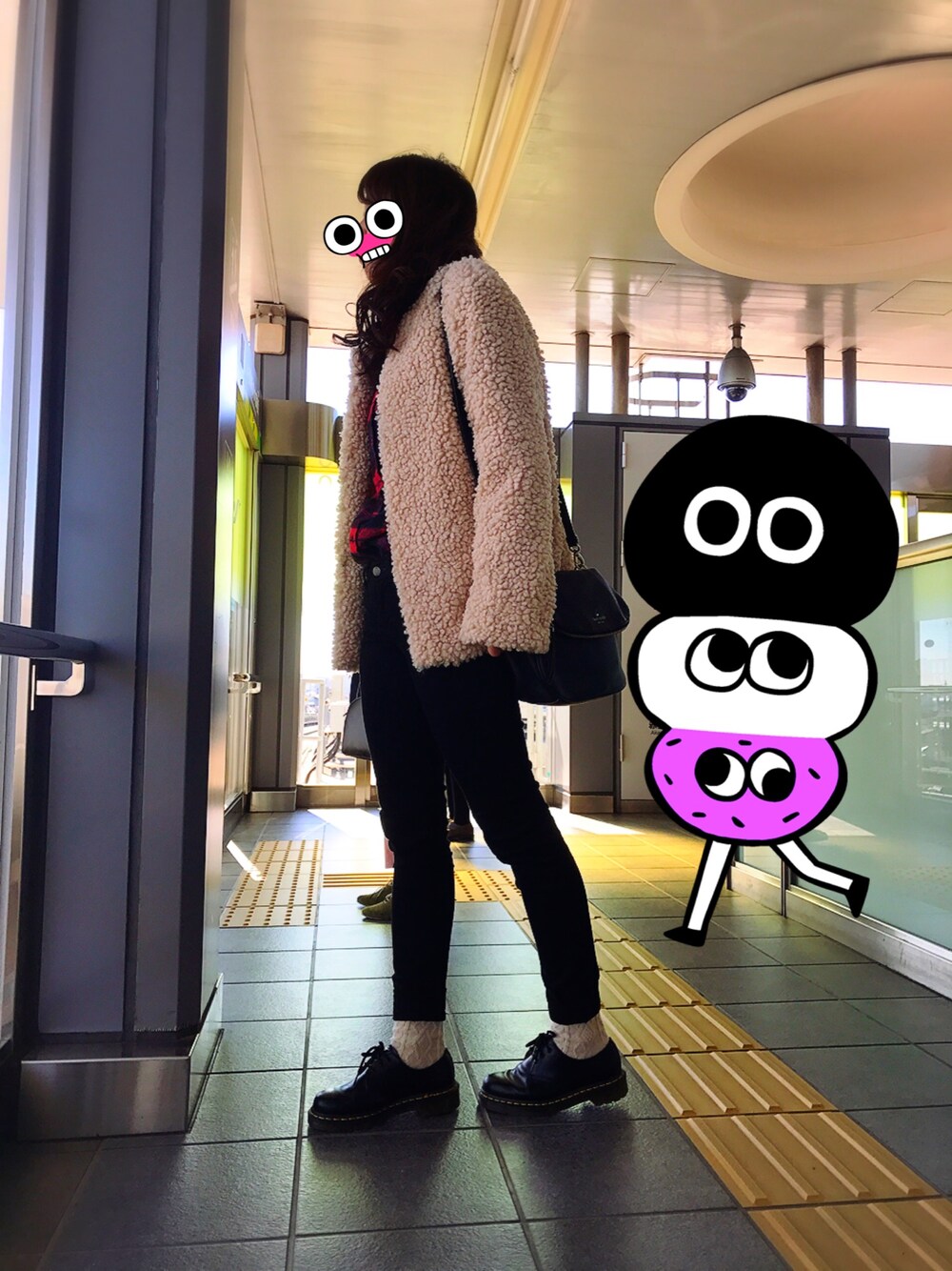 「カジュアル、フェイクファーコート、Dr.Martens、ウルトラストレッチジーンズ、ネルシャツチェック、ケイト・スペード ニューヨーク(kate spade new york)、ロングヘア」｜「mysticのフェイクファーコート（その他アウター、ベージュ系）」を使った、Meeee!さん（レディース・163cm）の冬コーディネートの1枚目の写真