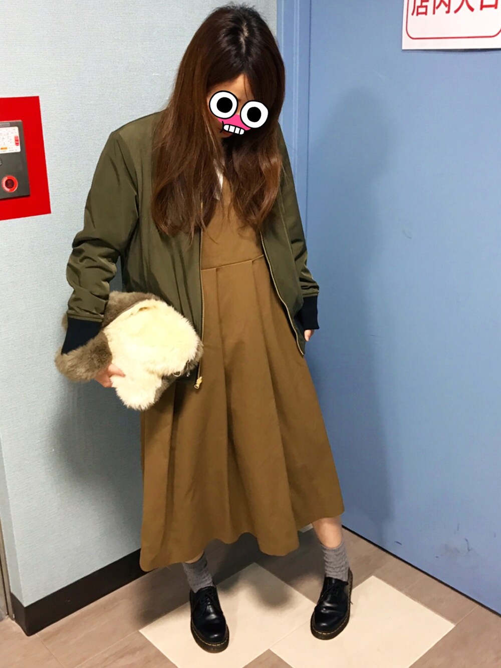 「ニット、GROBAL WORK、ドクターマーチン3ホール、KBF、リバーシブル、ワンピース、スカート、ファークラッチ」｜「LEPSIMの★リバーシブルアイテム★リバーシブルブルゾン　725483（ブルゾン、グリーン系）」を使った、Meeee!さん（レディース・163cm）の春コーディネートの1枚目の写真