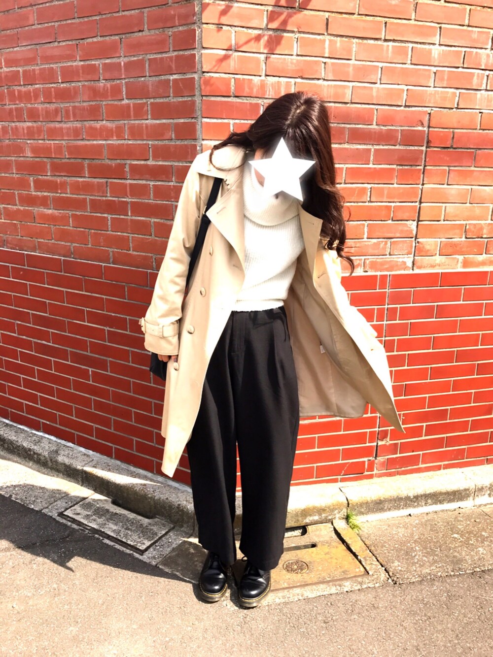 「春、ワイドパンツ、トレンチコート、Dr.Martens、モノトーンコーデ、mystic」｜「mysticのオフショルニットプルオーバー（ニット/セーター、ホワイト系）」を使った、Meeee!さん（レディース・163cm）の春コーディネートの1枚目の写真