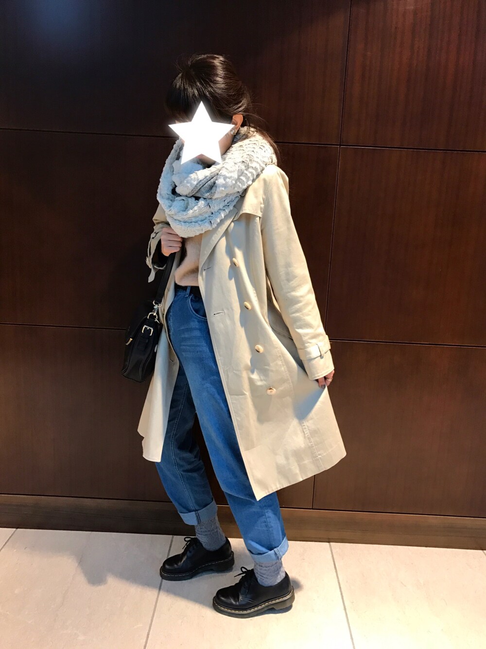 「大人カジュアル、Dr.Martens、デニム、トレンチコート、ブーツ、ピンクニット」｜「JEANASISのリバーシブルファースヌード/733527 （ストール/ショール、ホワイト系）」を使った、Meeee!さん（レディース・163cm）の春コーディネートの1枚目の写真