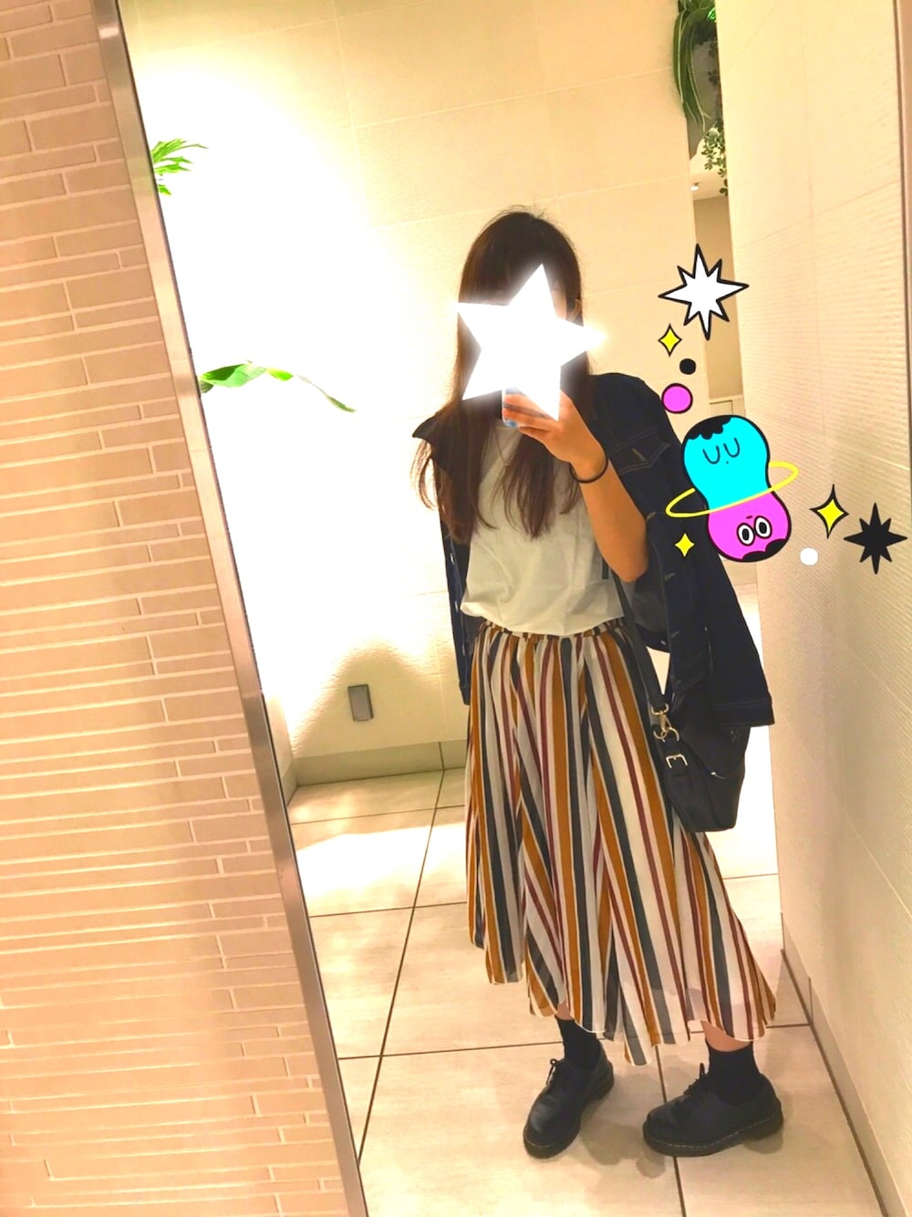 「デニムジャケット、Dr.Martens、休日スタイル、スカート、ライブTシャツ、イエロー、BUMP OF CHICKEN、バックプリント、ロングヘア、ショルダーバッグ」｜「GLOBAL WORKの【一部店舗限定】DENIMビッグGジャン+/747820（デニムジャケット、ブルー系）」を使った、Meeee!さん（レディース・163cm）の春コーディネートの1枚目の写真