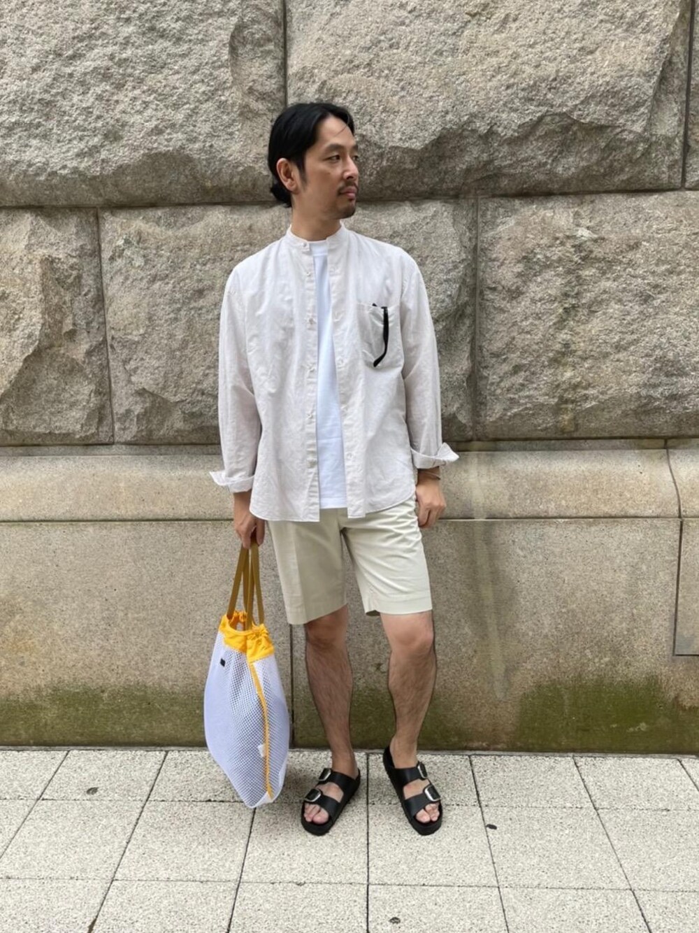 「リラックス、シャツ/ブラウス、Tシャツ/カットソー、👟バッグ、ぱんつ」｜「Ray-Banの＜Ray-Ban（レイバン）＞ Wayfarer（サングラス、ブラウン系）」を使った、喜納さん（メンズ・176cm）の夏コーディネートの1枚目の写真