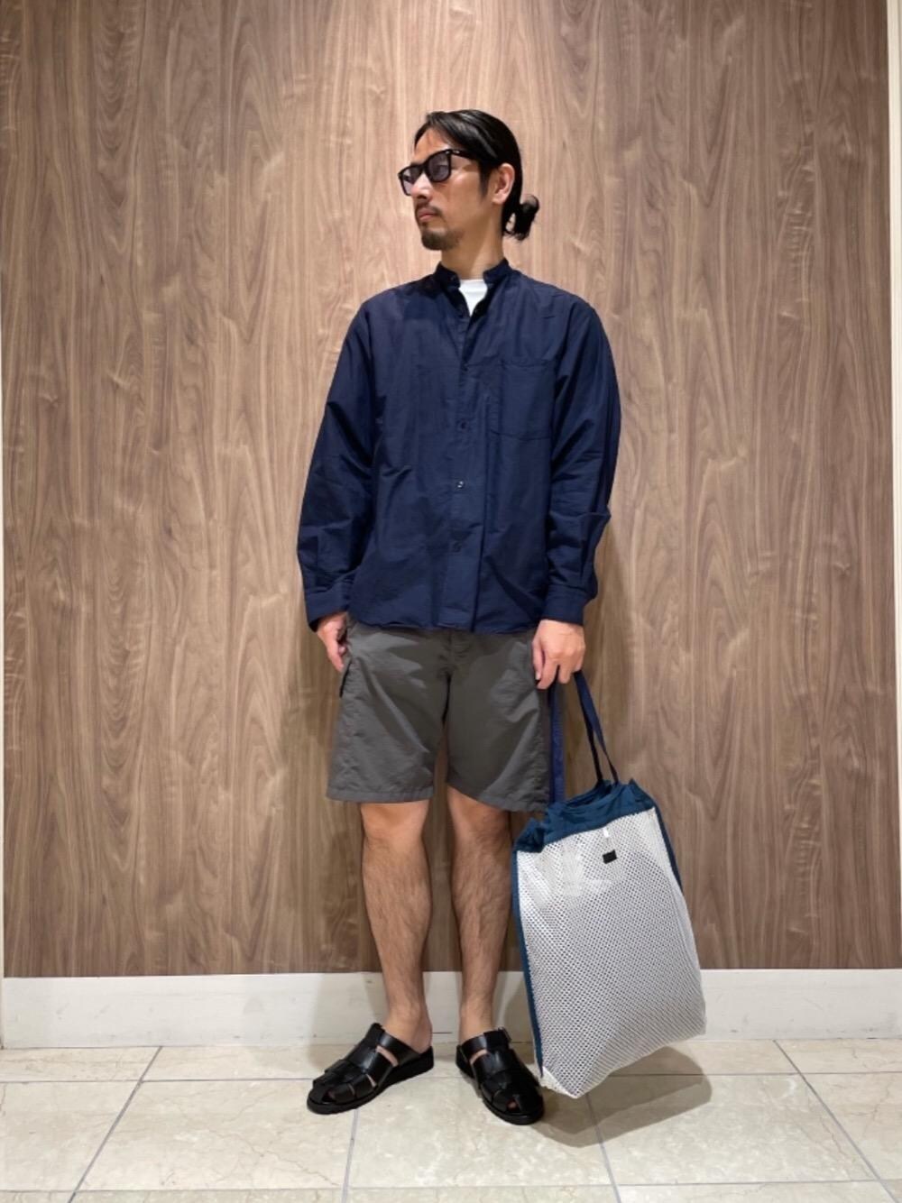 ブルー系のシャツ/ブラウス、グレー系のその他パンツ、ブルー系のトートバッグを着用したメンズの夏コーディネートの1枚目の写真