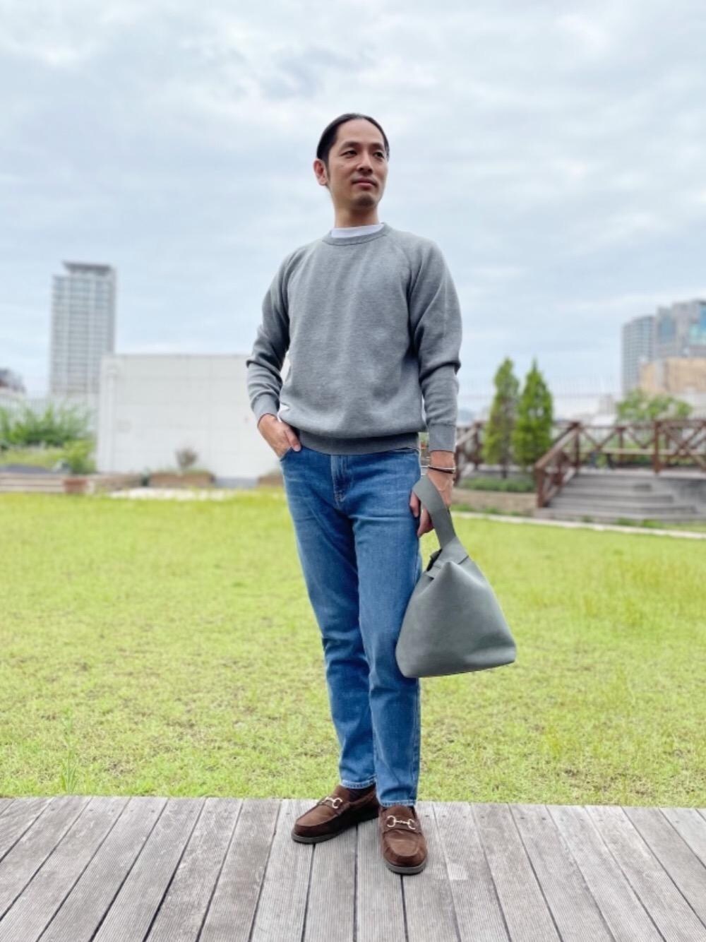 ブラウン系のローファー、ブルー系のデニムパンツ、ホワイト系のTシャツ/カットソーを着用したメンズの秋コーディネートの1枚目の写真