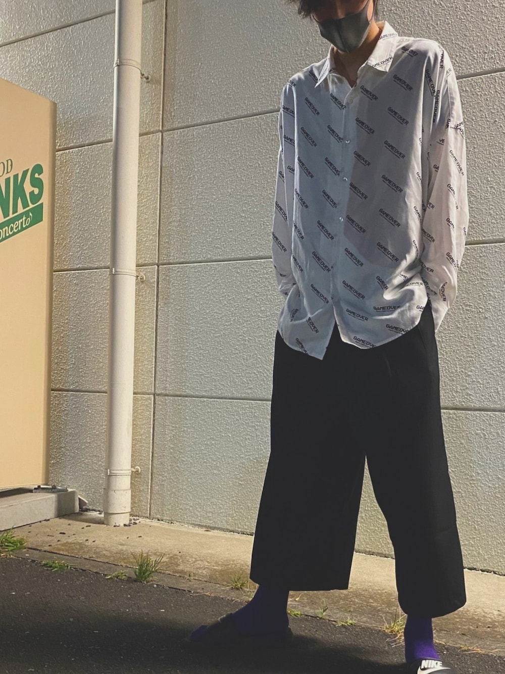 「モード系、サンダル、夏コーデ、SHAREEF、便所サンダル、ロングソックス、ZOZOTOWN掲載」｜「SHAREEFのGAME OVER LOGO BIG SHIRTS（シャツ/ブラウス、ホワイト系）」を使った、N1Aさん（メンズ・180cm）の秋コーディネートの1枚目の写真
