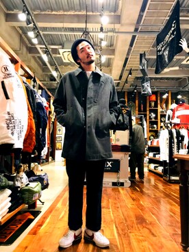 「AVIREX（アヴィレックス）のアイテム（ステンカラーコート）」を使った、奥野翼さん（メンズ・180cm）の秋コーディネート