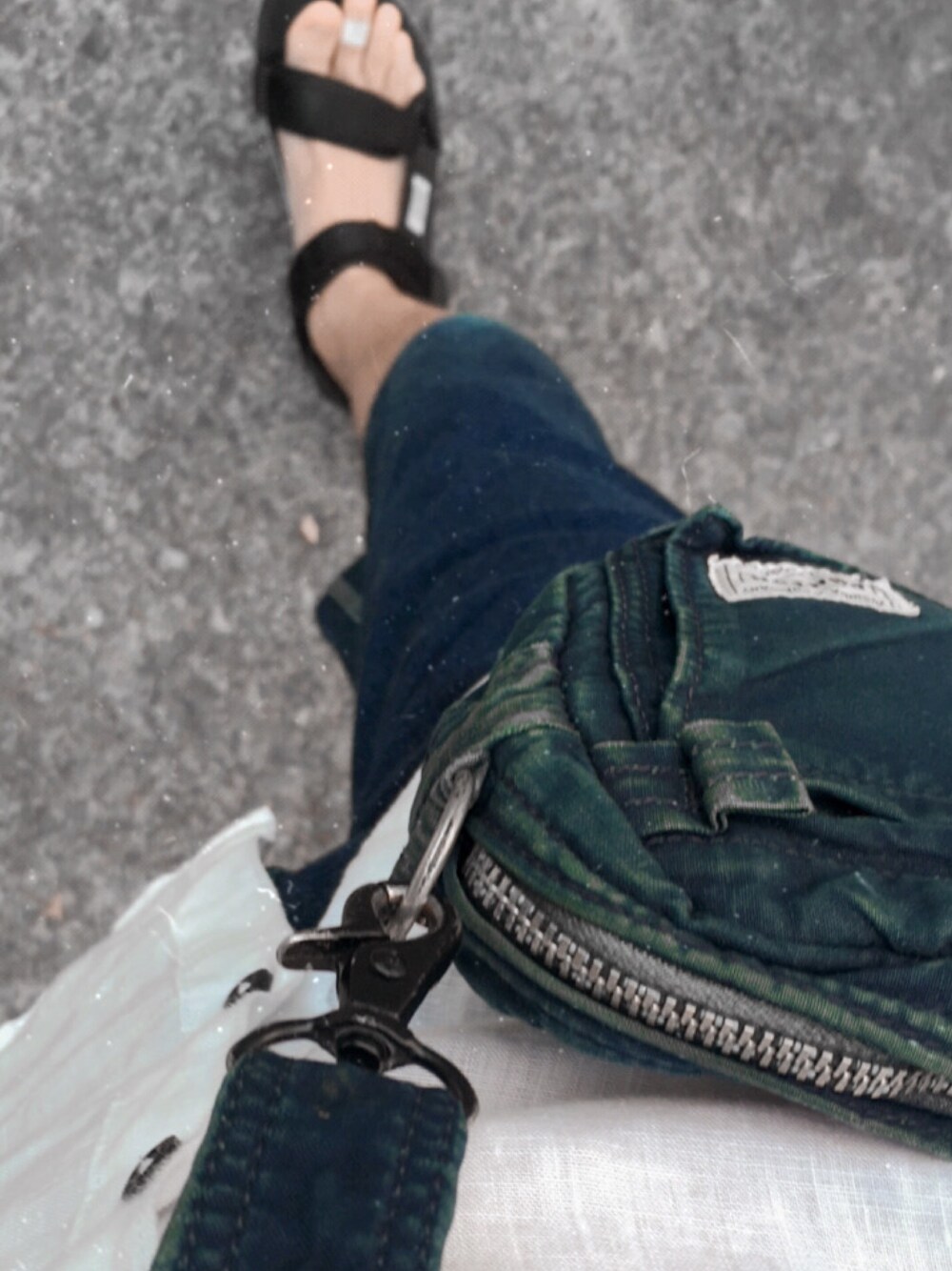 「suicoke、PORTER、LEE、UNIONMADE」｜「PORTERのPORTER / DEEP BLUE SHOULDER BAG（ショルダーバッグ、ブルー系）」を使った、🌊 Magnum🌊さん（メンズ・160cm）の春コーディネートの1枚目の写真