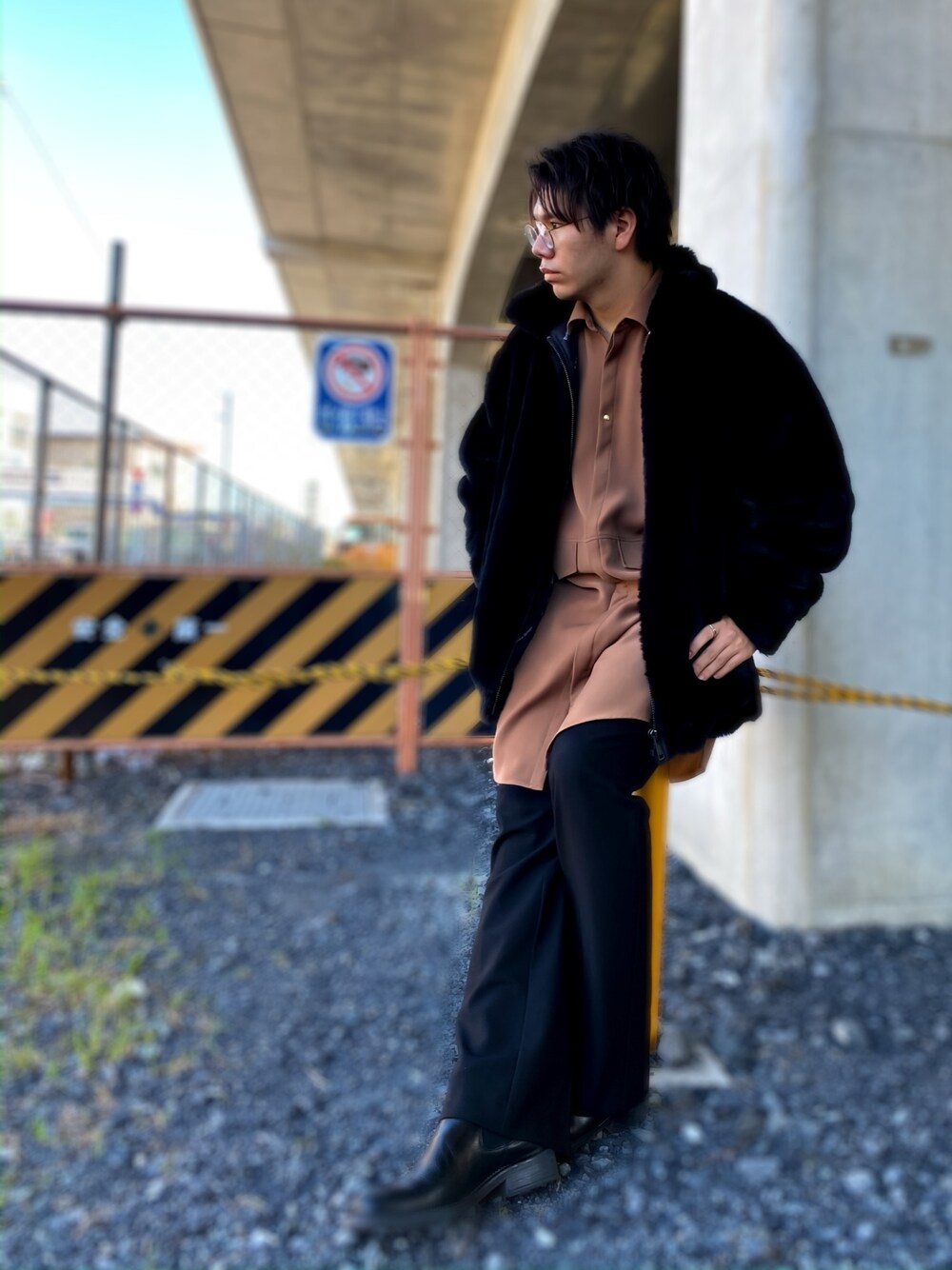 「冬コーデ、ファー、ロングシャツ、フレアパンツ、ビッグシルエット、黒」｜「DANKE SCHONのDankeSchon/ダンケシェーン/NEW エコファーブルゾン（ブルゾン、ブラック系）」を使った、。さん（メンズ・179cm）の冬コーディネートの1枚目の写真