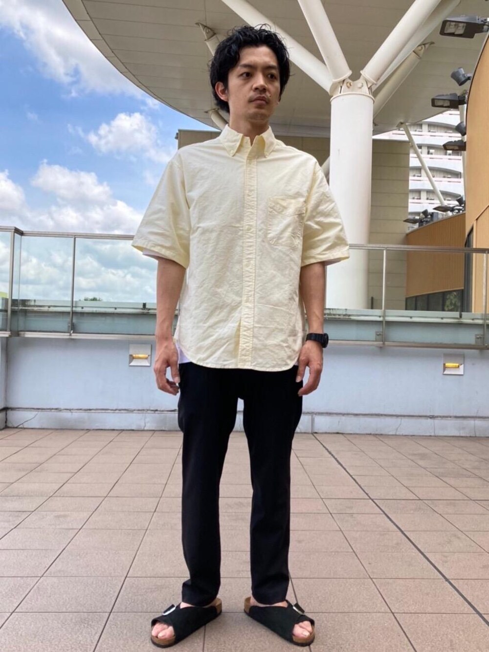 ブラック系のサンダル、ブラック系のその他パンツを着用したメンズの夏コーディネートの1枚目の写真