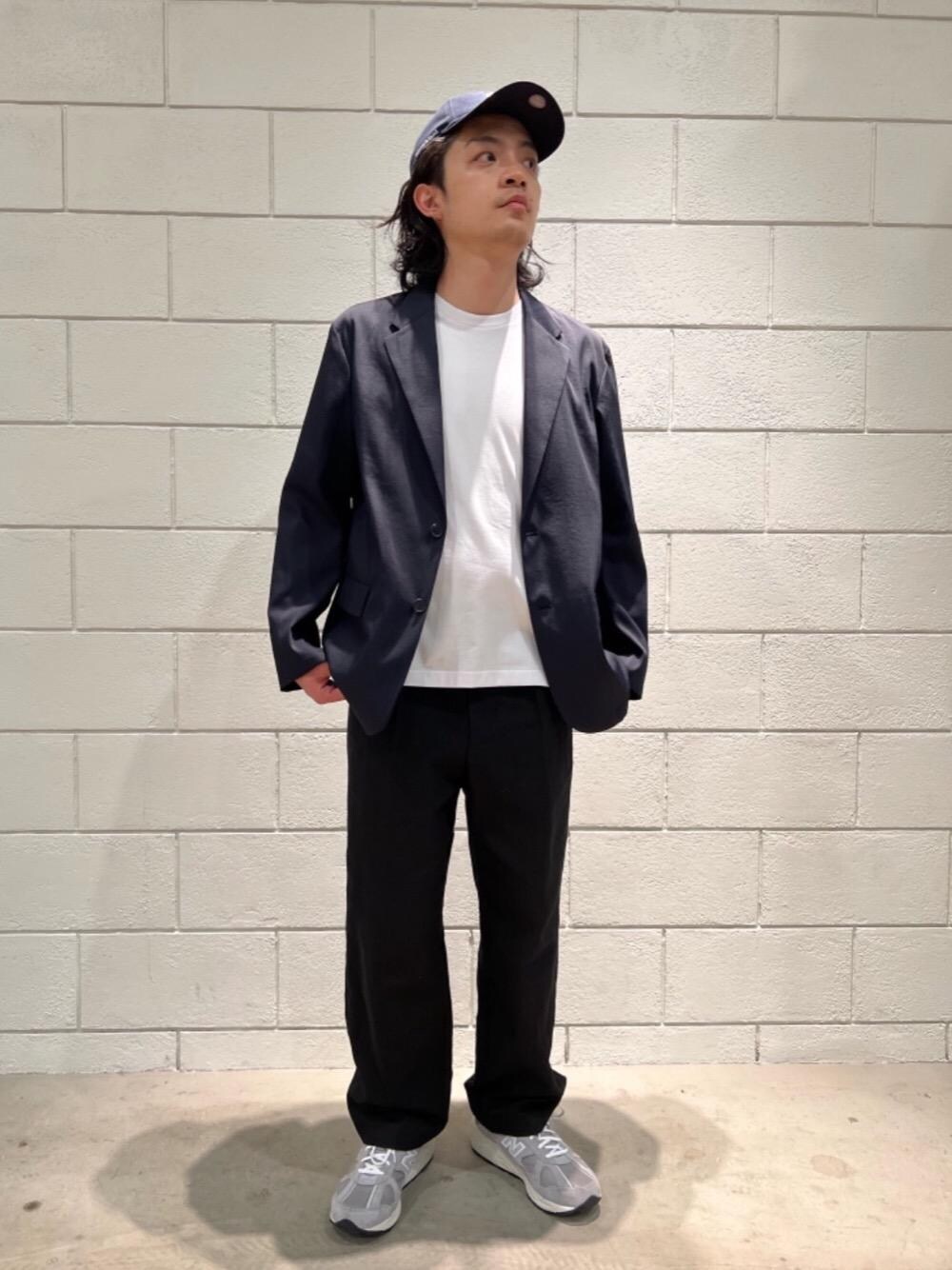 ホワイト系のTシャツ/カットソー、グレー系のスニーカーを着用したメンズの冬コーディネートの1枚目の写真