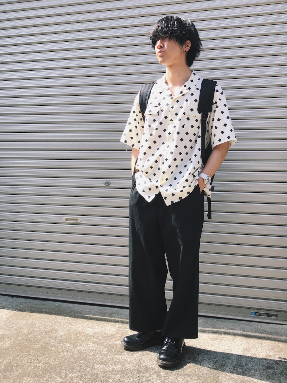 ホワイト系のシャツ/ブラウス、ブラック系のその他パンツ、ブラック系のブーツを着用したメンズの春コーディネートの1枚目の写真