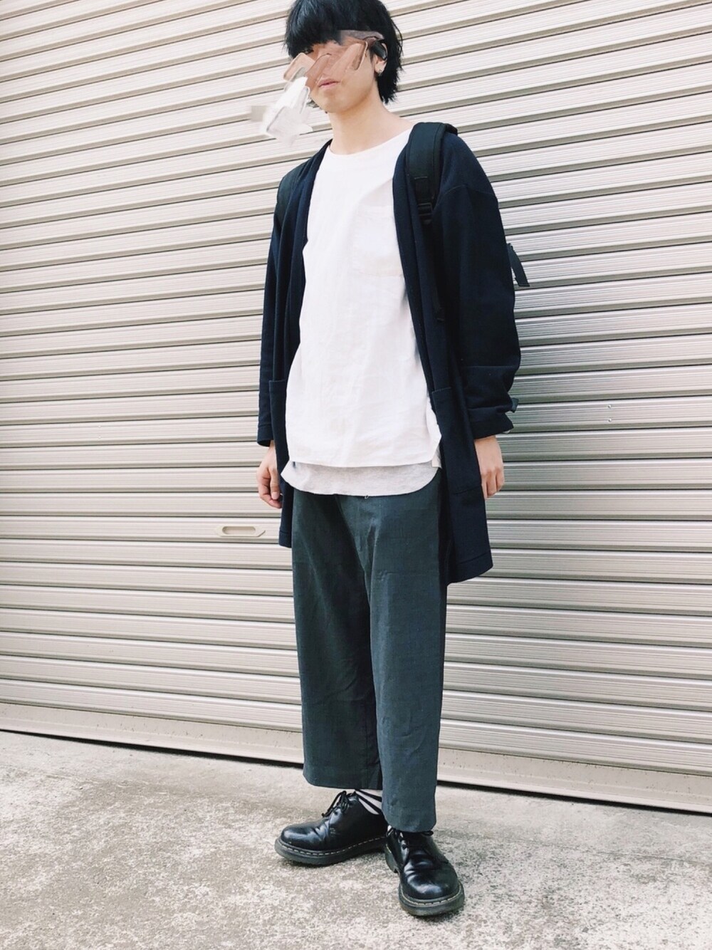 「レイヤードスタイル、大学生、シンプル、ロングカーディガン、Dr.Martens、しましまソックス」｜「SENSE OF PLACE by URBAN RESEARCHの【A】 ロングカーディガン（カーディガン/ボレロ、ブルー系）」を使った、unakichiさん（メンズ・168cm）の春コーディネートの1枚目の写真