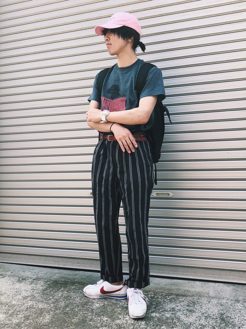 「キャップ、CAP、Tシャツ、ストライプパンツ、夏コーデ、シンプルコーデ、大学生、スニーカー、夏、低身長」｜「no brandのアイテム（キャップ、ピンク系）」を使った、unakichiさん（メンズ・168cm）の春コーディネートの1枚目の写真