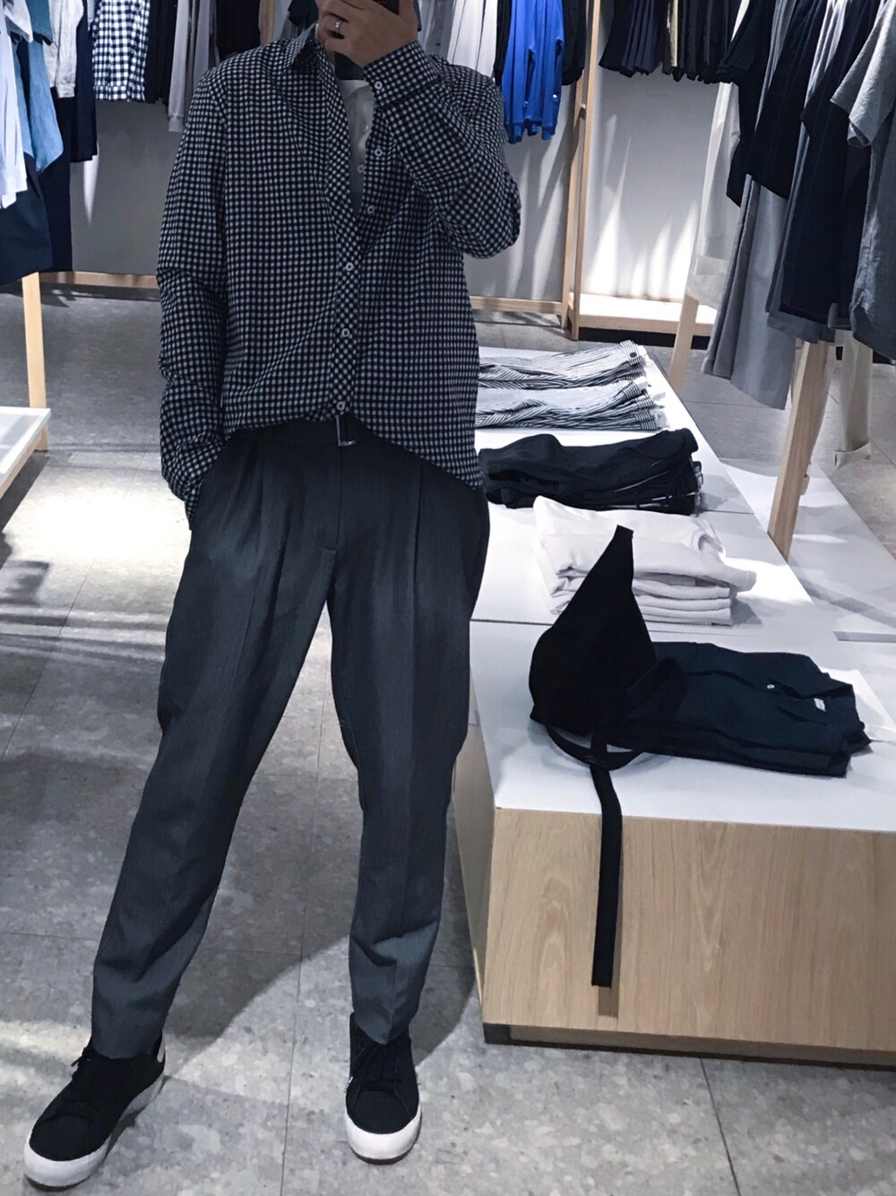 「adidas Originalsのアイテム（スニーカー、ホワイト系）」を使った、阿业sirさん（メンズ・170cm）の秋コーディネートの1枚目の写真