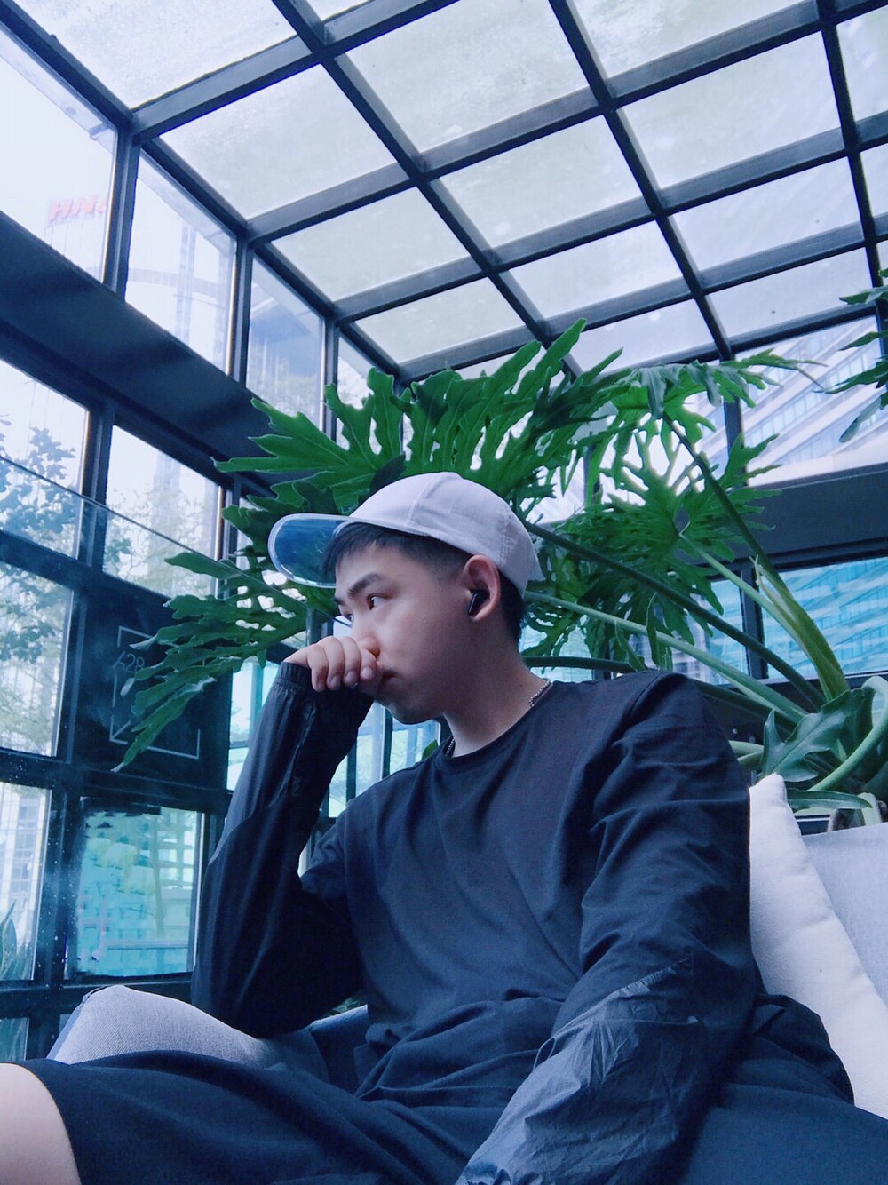 「Cabbeen Urbanのアイテム（Tシャツ/カットソー、ブラック系）」を使った、阿业sirさん（メンズ・170cm）の秋コーディネートの1枚目の写真