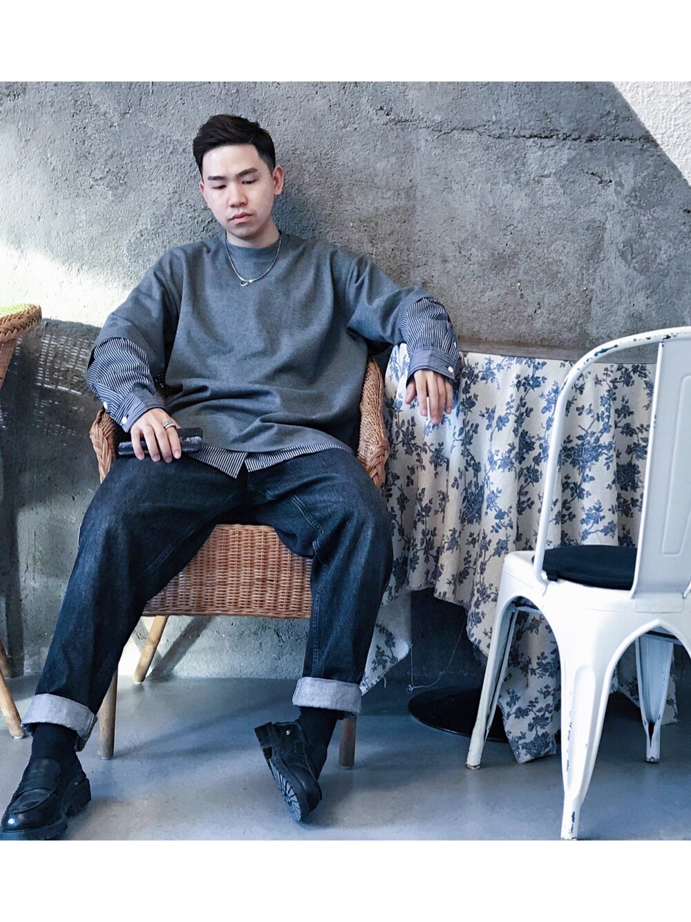 「URBAN RESEARCHのアイテム（Tシャツ/カットソー、グレー系）」を使った、阿业sirさん（メンズ・170cm）の冬コーディネートの1枚目の写真