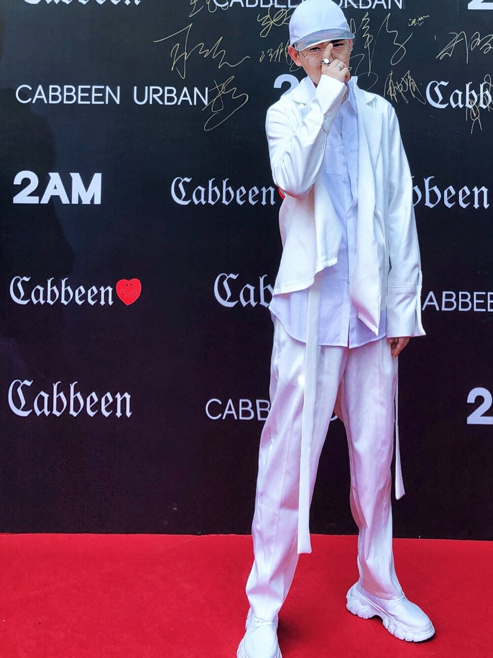 「URBAN RESEARCHのアイテム（シャツ/ブラウス、ホワイト系）」を使った、阿业sirさん（メンズ・170cm）の冬コーディネートの1枚目の写真