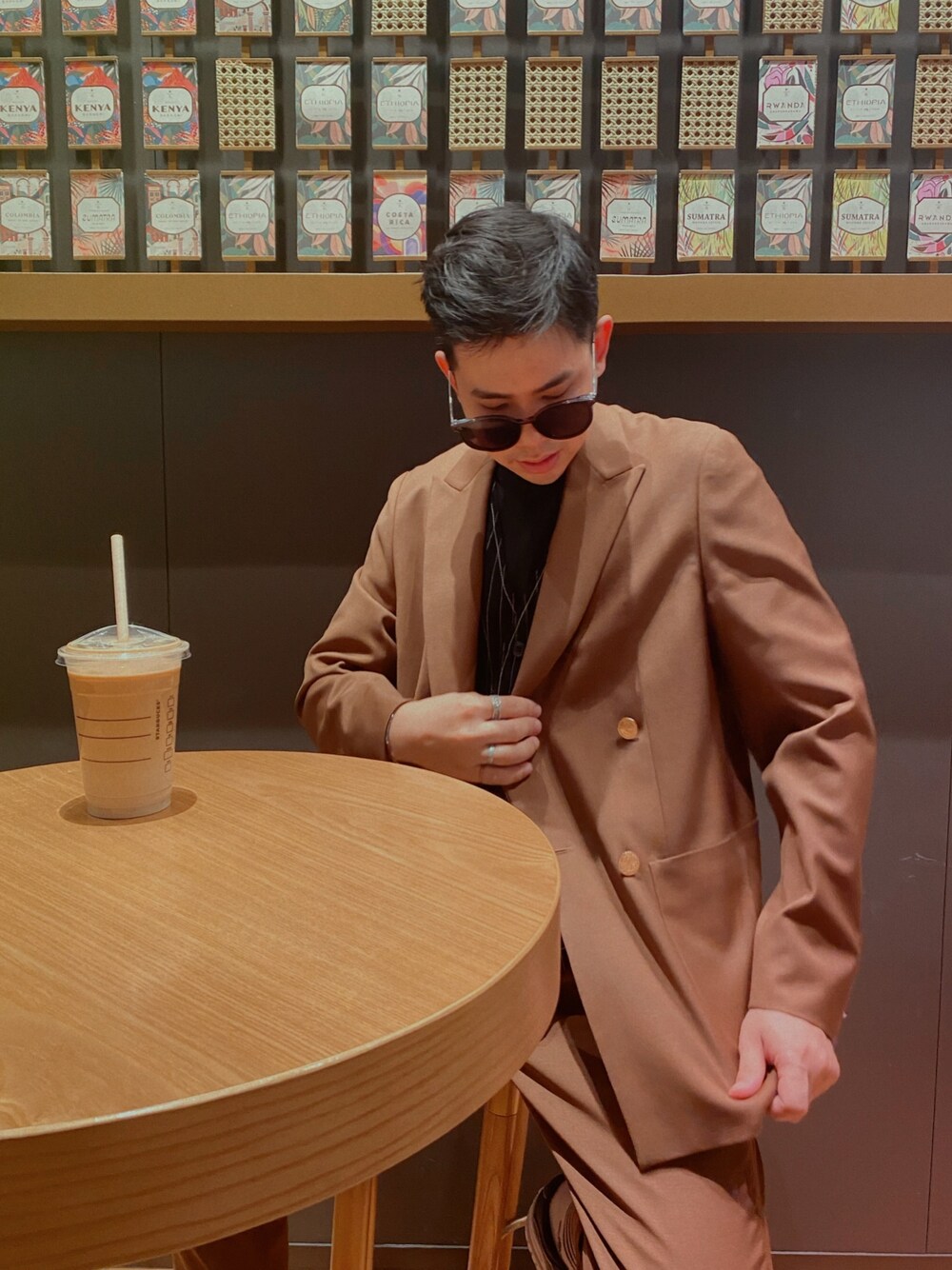 「Cabbeenのアイテム（スーツジャケット、ブラウン系）」を使った、阿业sirさん（メンズ・170cm）の秋コーディネートの1枚目の写真
