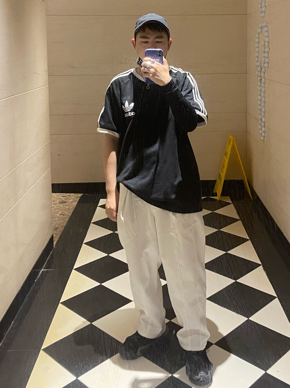 「adidas Originalsのアイテム（Tシャツ/カットソー、ブラック系）」を使った、阿业sirさん（メンズ・170cm）の春コーディネートの1枚目の写真