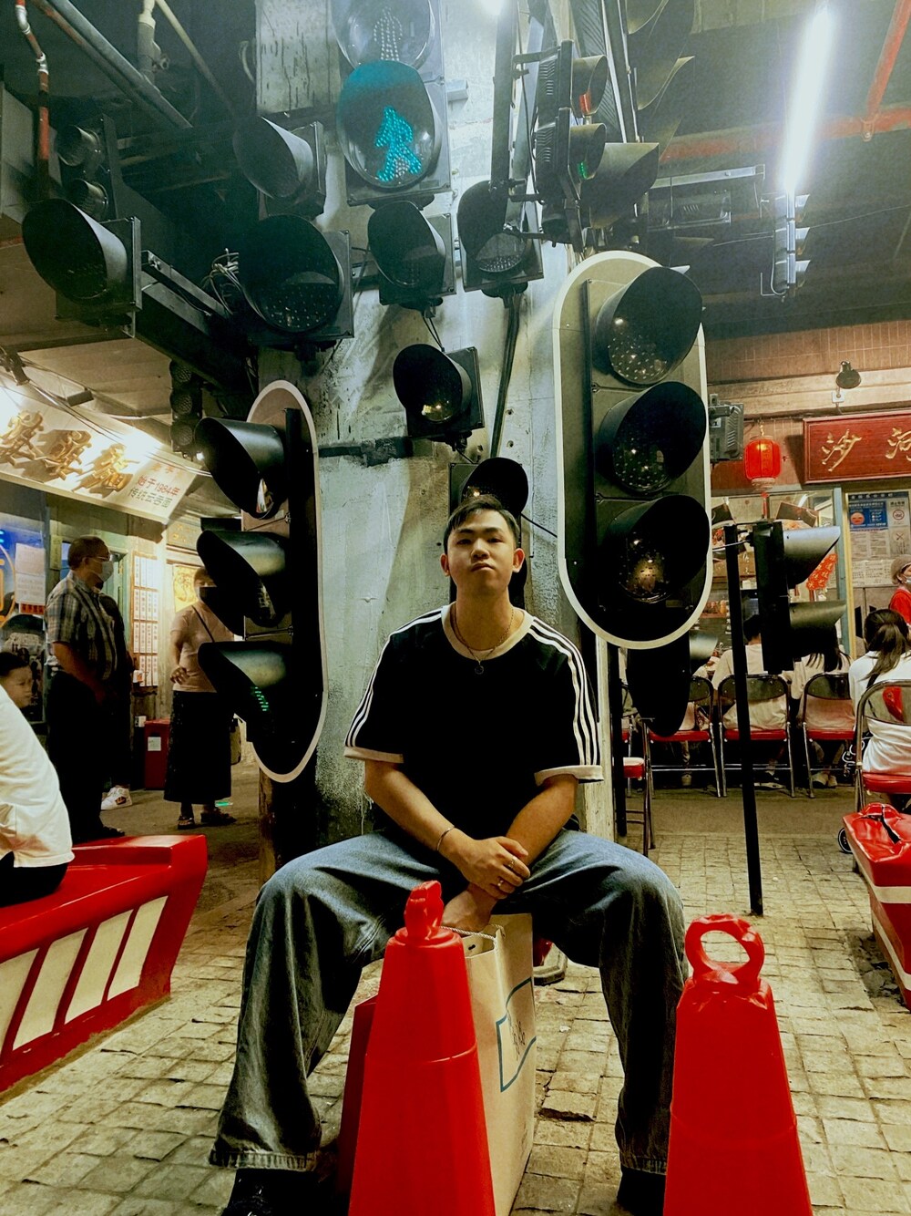 「adidas Originalsのアイテム（Tシャツ/カットソー、ブラック系）」を使った、阿业sirさん（メンズ・170cm）の夏コーディネートの1枚目の写真
