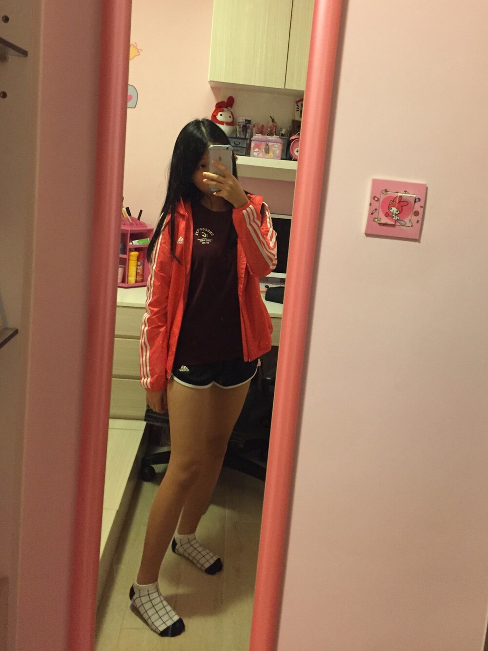 「chocoolate、adidas、運動、黑白、酒紅、hkgirl、158cm」｜「adidasのアイテム（スタジャン、レッド系）」を使った、lamlamさん（レディース・158cm）の春コーディネートの1枚目の写真