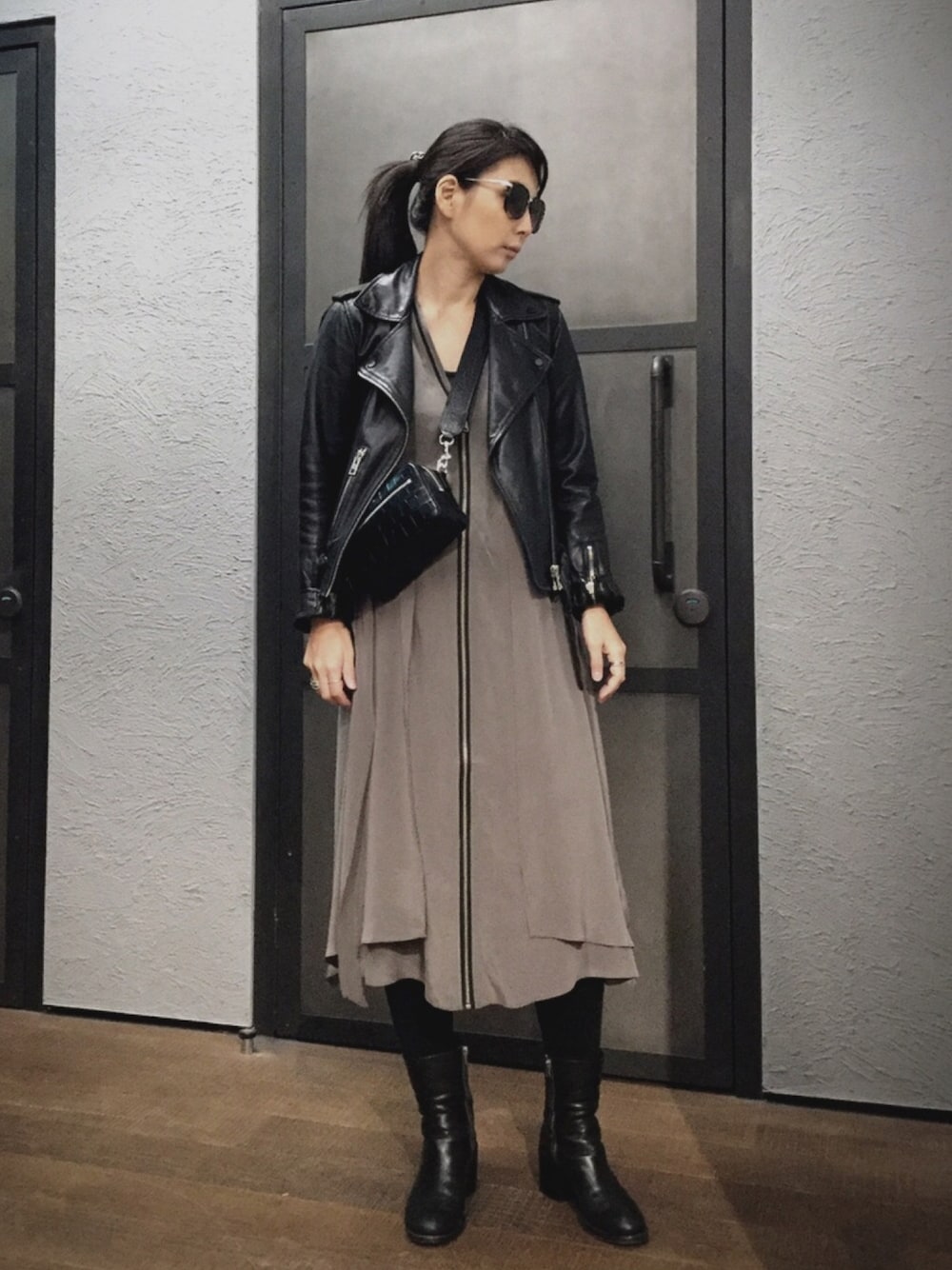 「ALLSAINTS　、ワンピース、ロングワンピース、ライダース、レザージャケット、ショルダーバッグ、秋のコーデ、大人コーデ、きれいめカジュアル、秋のカフェオレコーデ」｜「ALLSAINTSのBALFERN BIKER | ライダースジャケット（ライダースジャケット、ブラック系）」を使った、Mayu (ALLSAINTS)さん（レディース・167cm）の秋コーディネートの1枚目の写真