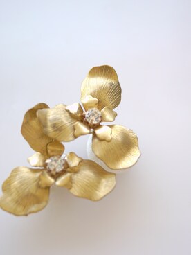 「tone（トーン）の【flua】【vintage accessory】ブライダル 2way   ヴィンテージ  ゴールドフラワー ロングビーズタッセル イヤリング（イヤリング、ゴールド系）」を使った、flua vintageさん（レディース・152cm）の秋コーディネート