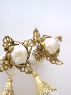 「tone（トーン）の【flua】【vintage accessory】ブライダル 2way  淡水パール ヴィンテージ  コットンフラワー ロングビーズタッセル ピアス（ピアス（両耳用）、ゴールド系）」を使った、flua vintageさん（レディース・152cm）の秋コーディネート