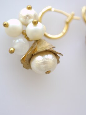「tone（トーン）の【flua】【vintage accessory】ヴィンテージ  ガラスビーズ コットンパール 小花 ピアス（ピアス（両耳用）、ゴールド系）」を使った、flua vintageさん（レディース・152cm）の秋コーディネート