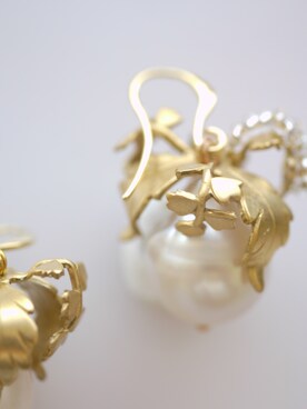 「tone（トーン）の【flua】【vintage accessory】淡水パール ホワイト しずく型 ゴールドリーフ ピアス（ピアス（両耳用）、ゴールド系）」を使った、flua vintageさん（レディース・152cm）の秋コーディネート