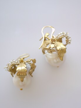 「tone（トーン）の【flua】【vintage accessory】淡水パール ホワイト しずく型 ゴールドリーフ ピアス（ピアス（両耳用）、ゴールド系）」を使った、flua vintageさん（レディース・152cm）の秋コーディネート