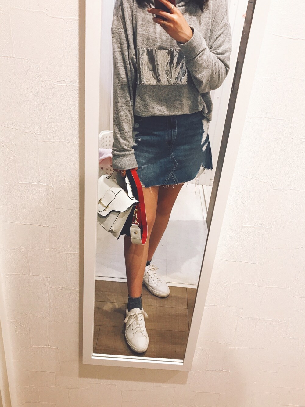 「GAPのアイテム（ニット/セーター、グレー系）」を使った、アメさん（レディース・168cm）の春コーディネートの1枚目の写真