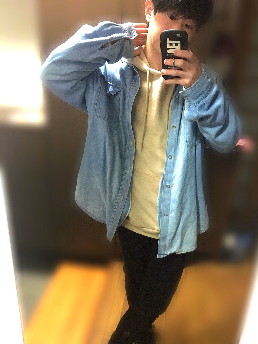 「春コーデ、デニムジャケット、ベージュパーカー、黒スキニー、glamb、H&M、UNIQLO、Nissyコラボ、おしゃれさんと繋がりたい」｜「glambのアイテム（デニムジャケット、ブルー系）」を使った、ゆーくんさん（メンズ・166cm）の春コーディネートの1枚目の写真