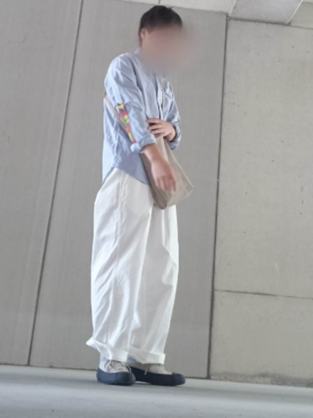 「春コーデ、ホワイトパンツ、クルーエルっぽく、いいね、save、フォローお願いします🤑、おしゃれさんと繋がりたい、相互」｜「VISVIMのVisvim - エルボーパッチ シャツ - men - コットン - III（シャツ/ブラウス、ブルー系）」を使った、mutchanさん（メンズ・166cm）の春コーディネートの1枚目の写真