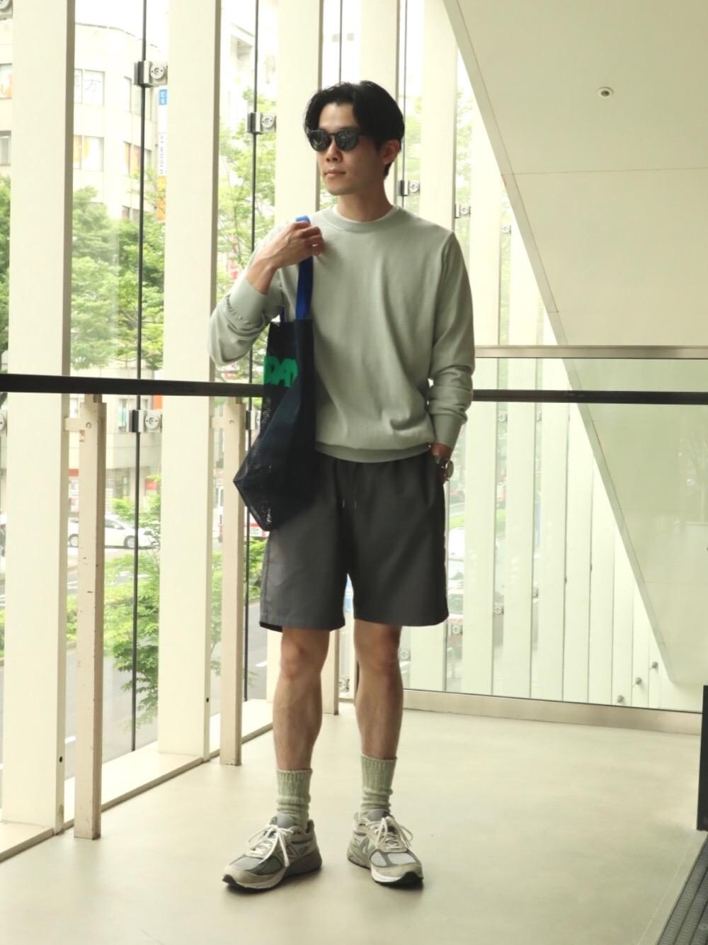「スニーカー、トレンド、リラックス、👟バッグ、アウトドア/アスレジャー、ニット/セーター」｜「Eyevolの＜Eyevol（アイヴォル）＞ UASP BELLO R †（サングラス、ブラウン系）」を使った、Garthuさん（メンズ・174cm）の春コーディネートの1枚目の写真