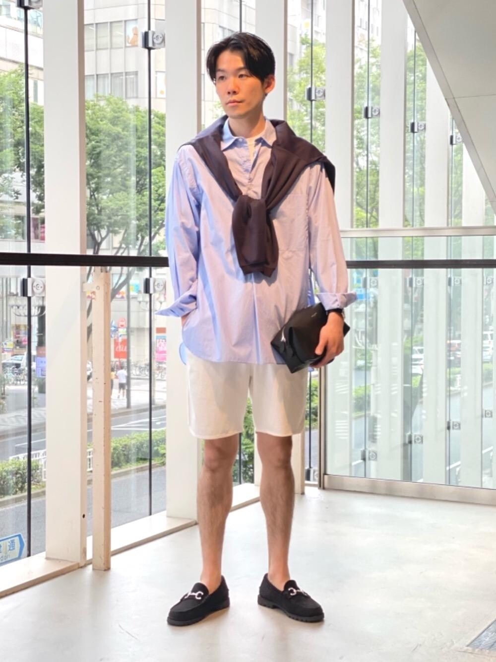ブラック系のハンドバッグ、ブルー系のシャツ/ブラウス、ホワイト系のその他パンツを着用したメンズの夏コーディネートの1枚目の写真