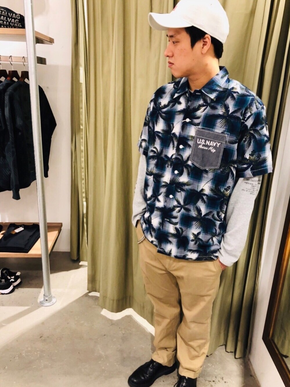 グリーン系のシャツ/ブラウス、ベージュ系のその他パンツ、ホワイト系のキャップを着用したメンズの春コーディネートの1枚目の写真