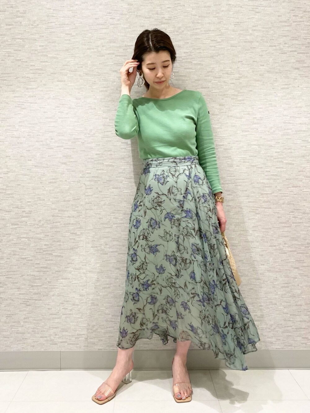 「休日スタイル、コラボ、カットソー、ジルスチュアート、花柄、シルク、ootd」｜「JILL STUARTの◆【WEB限定 サイズ：4 展開】エドナシルクフラワースカート（スカート、グリーン系）」を使った、 MAYUKOさん（レディース・159cm）の春コーディネートの1枚目の写真