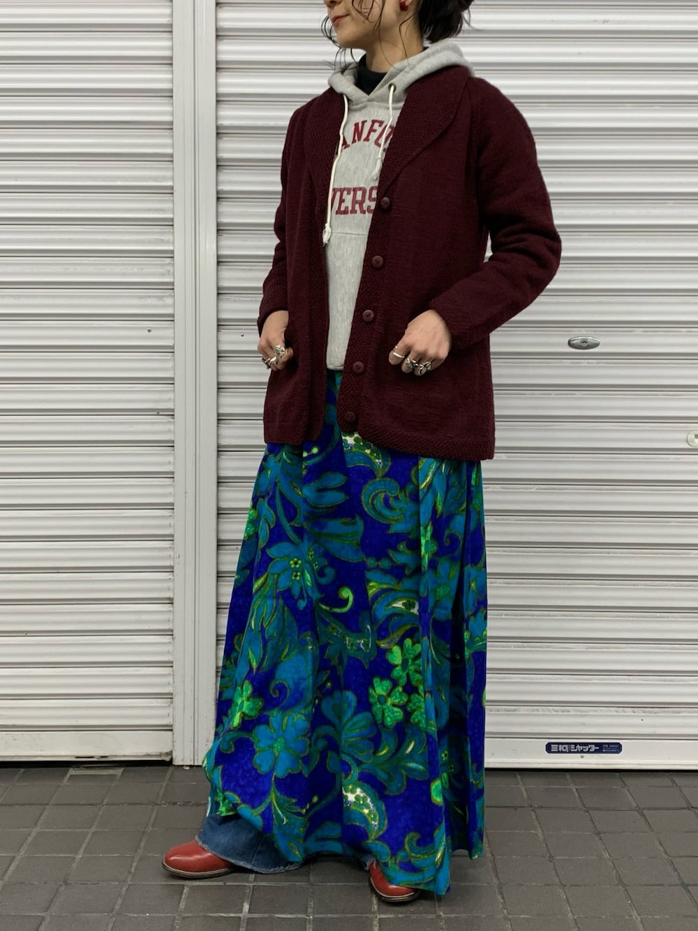 「レイヤードスタイル、champion reverse weave、パーカー、80s、70s、ワンピース、ショールカラー、ウエスタンブーツ、古着、古着コーデ」｜「古着のアイテム（ワンピース、その他）」を使った、まさこさん（レディース・156cm）の冬コーディネートの1枚目の写真