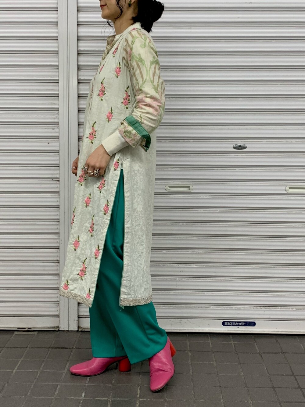 グリーン系のパンツ、その他のワンピース、ピンク系のパンプスを着用したレディースの春コーディネートの1枚目の写真