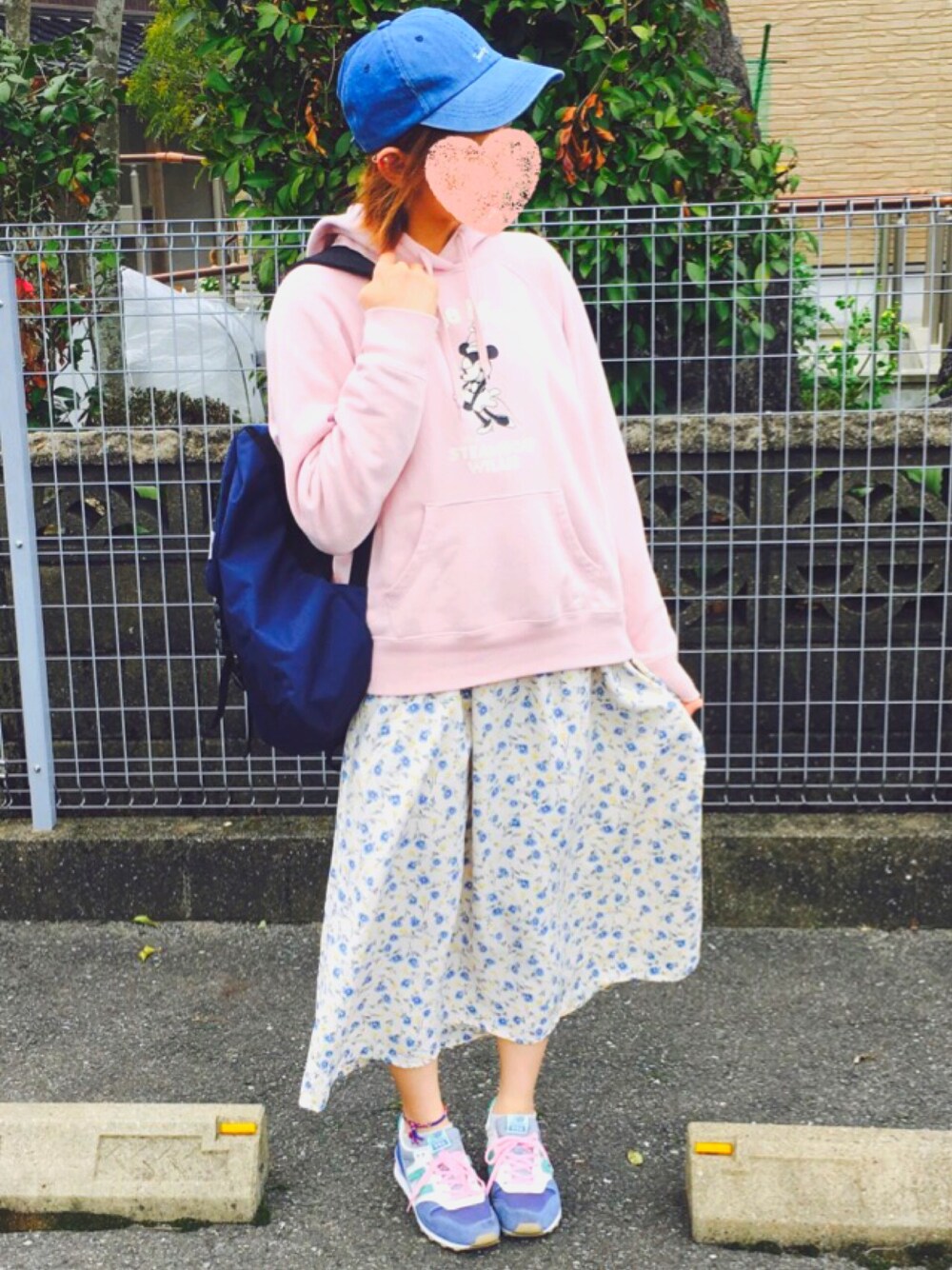 「春コーデ、春カラー、ニューバランス、UNIQLO」｜「groveのフラワープリントロングワンピース（ワンピース、ベージュ系）」を使った、Rinaさん（レディース・157cm）の春コーディネートの1枚目の写真