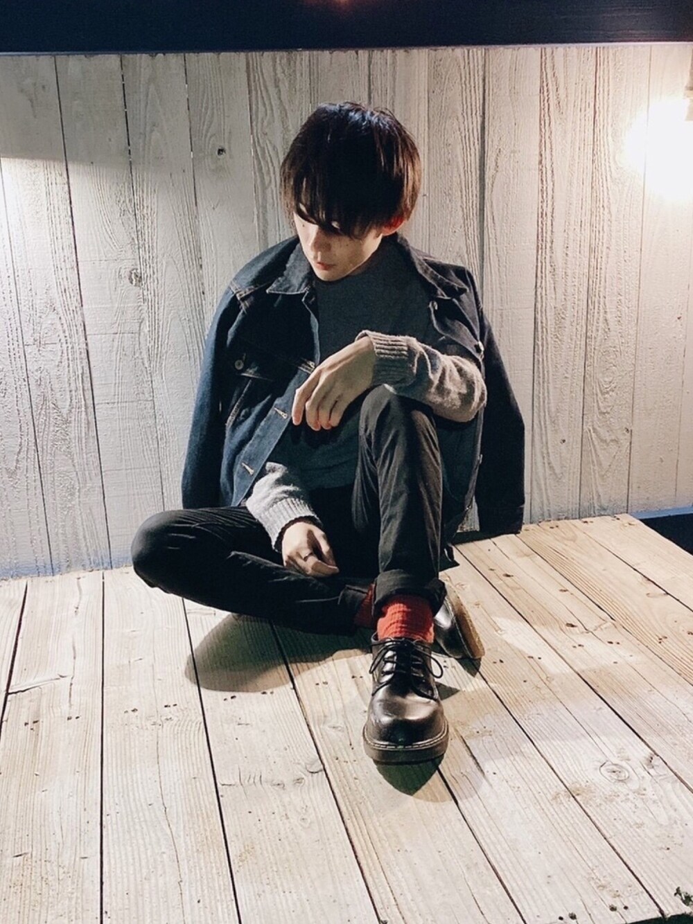 ブラック系のパンツ、グレー系のニット/セーター、ブラック系のブーツを着用したメンズの秋コーディネートの1枚目の写真