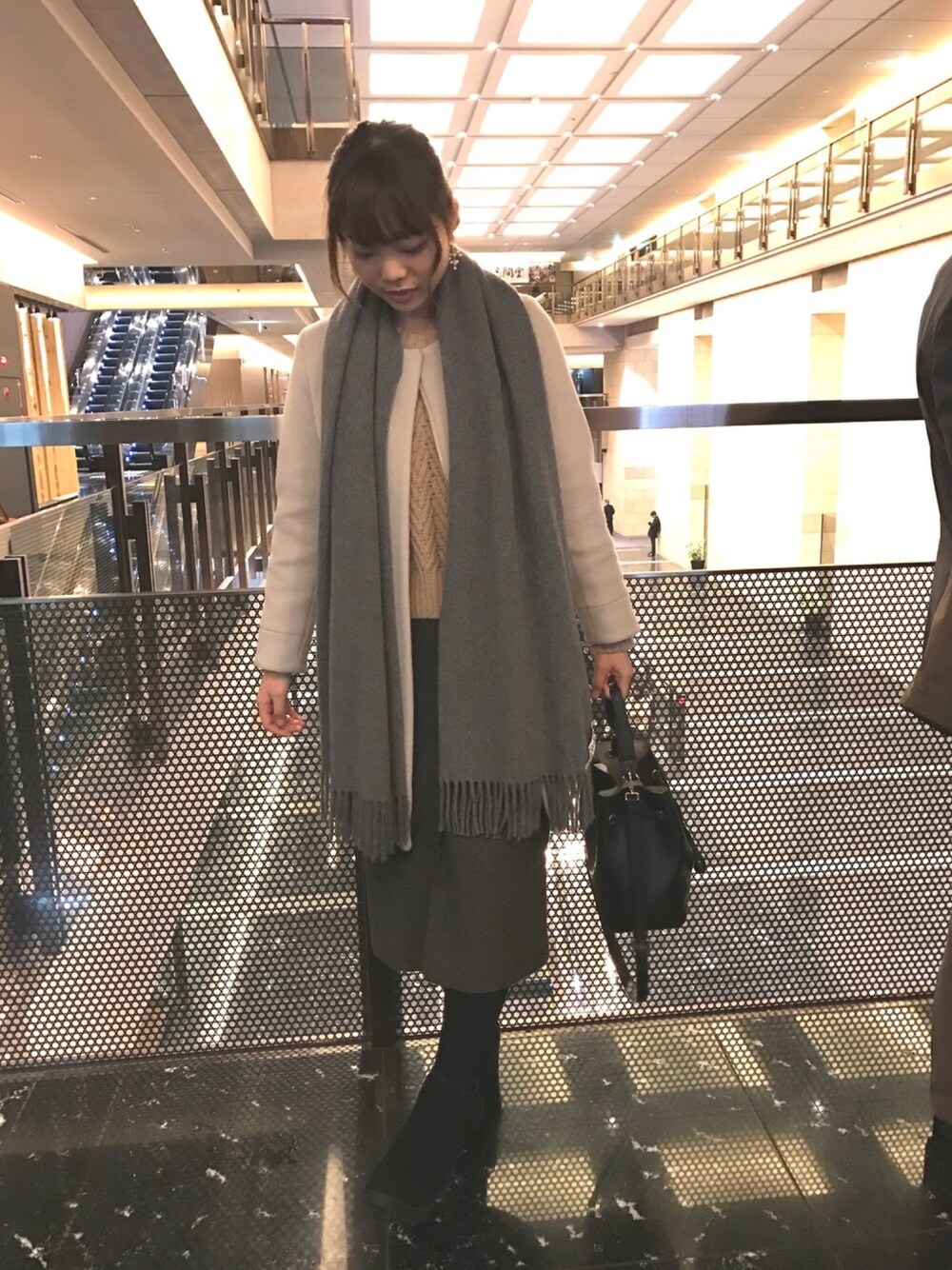 「オトナカジュアル、冬デート、アクネストゥディオズ、コート、オトナ女子、雨の日コーデ」｜「Acne StudiosのACNE STUDIOS CANADA マフラー（マフラー、グレー系）」を使った、yukichiii1229 さん（レディース・158cm）の冬コーディネートの1枚目の写真