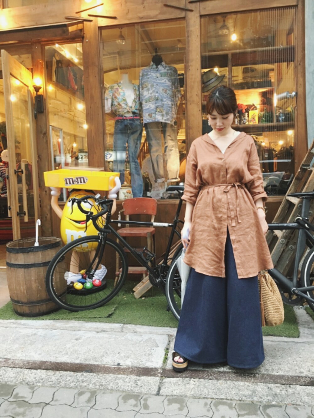 「シンプルコーデ、オトナカジュアル、デニムパンツ、シャツスタイル、リネン、ワイドパンツ、デニム、ビッグシルエット、ウエストマーク、GU」｜「GUのアイテム（シャツワンピース、ブラウン系）」を使った、ヤスダさん（レディース・157cm）の春コーディネートの1枚目の写真