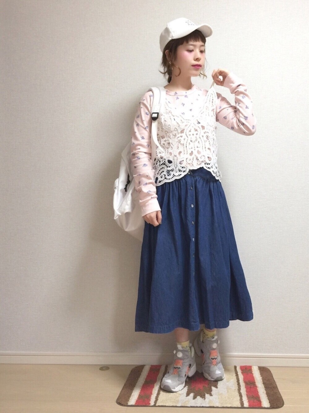 ピンク系のTシャツ/カットソー、ホワイト系のTシャツ/カットソー、ホワイト系のバックパック/リュックを着用したレディースの春コーディネートの1枚目の写真