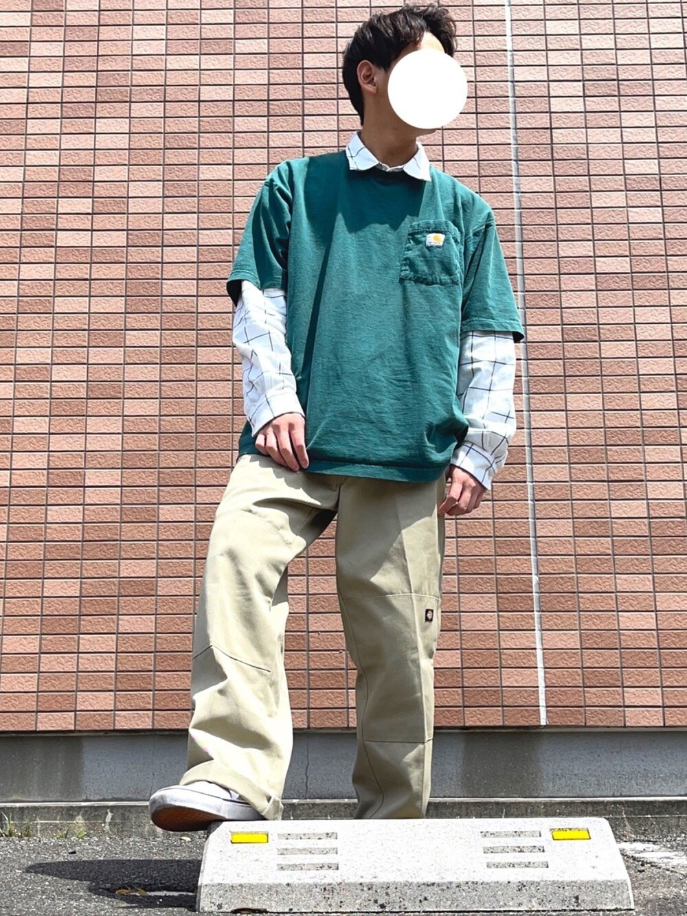 グリーン系のTシャツ/カットソー、ホワイト系のシャツ/ブラウス、ベージュ系のチノパンツを着用したメンズの春コーディネートの1枚目の写真