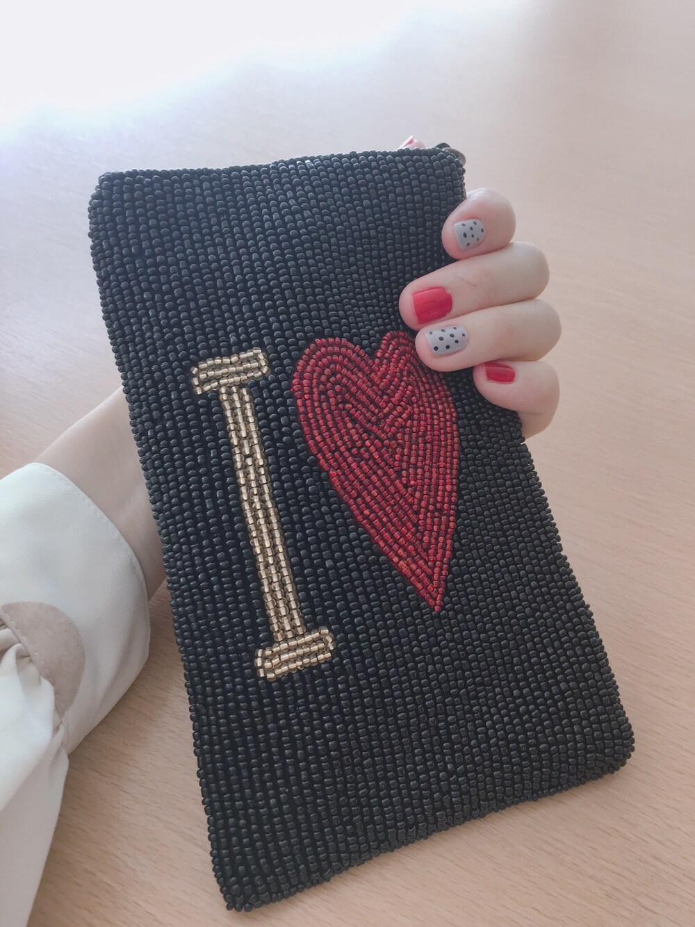 ブラック系のポーチを着用したレディースの秋コーディネートの1枚目の写真