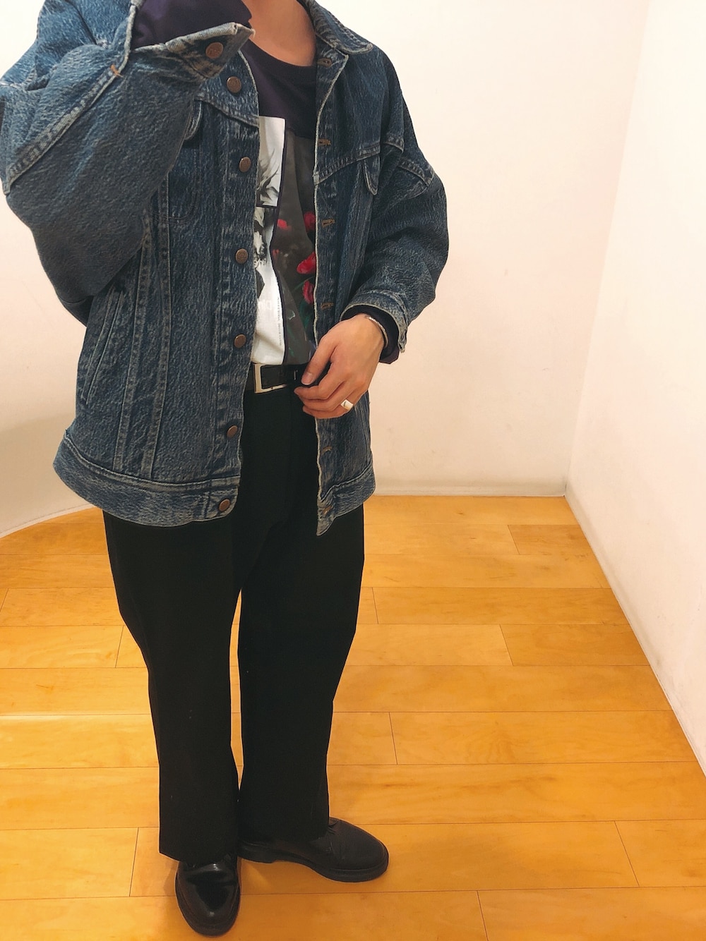 「ワイドパンツ、デニムジャケット、チャオパニック、ドクターマーチン、Dr.Martens、SENSEOFPLACE、はるコーデ、おしゃれさんと繋がりたい、古着MIX、シンプル」｜「Dr. Martensのアイテム（ドレスシューズ、ブラック系）」を使った、yuuさん（メンズ・170cm）の冬コーディネートの1枚目の写真