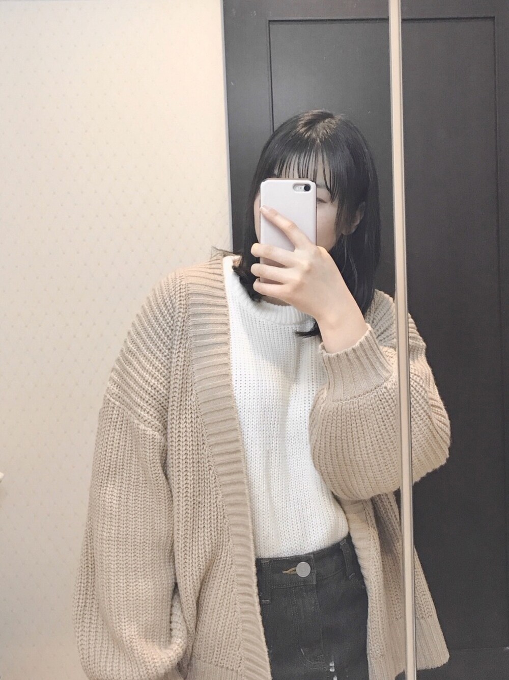 「ゆるコーデ、今日のコーデ、休日スタイル、カーディガン、デニムタイトスカート、デニム、ニット、ブラウン、白、おしゃれさんと繋がりたい」｜「INGNIの片畦カシュクールカーディガン（カーディガン/ボレロ、ベージュ系）」を使った、ちゃき☺︎さん（レディース・157cm）の冬コーディネートの1枚目の写真